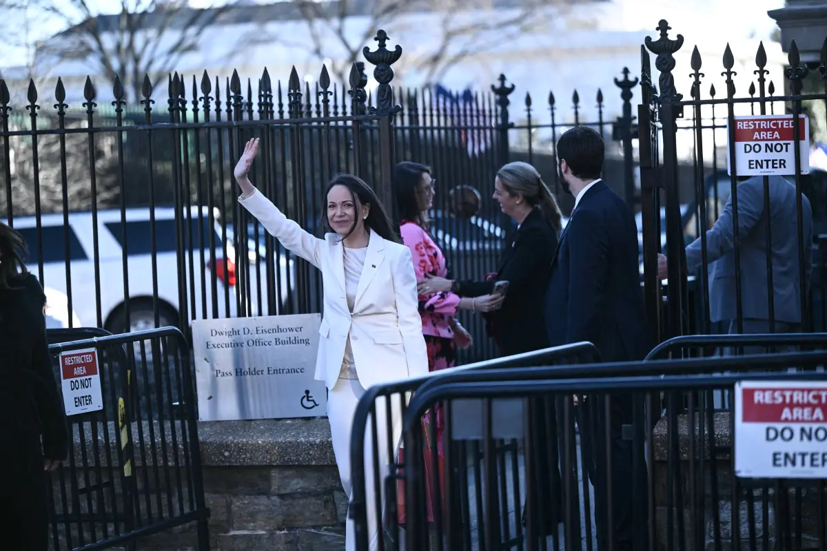 Machado saluda a sus compatriotas antes de ingresar a la Casa Blanca/AFP