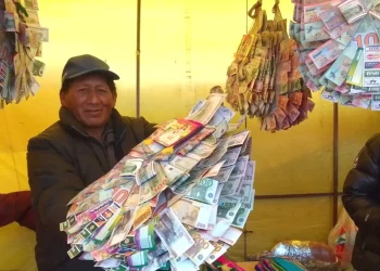 Un artesano de la feria de la Alasita muestra su producción. FOTO: GAMEA