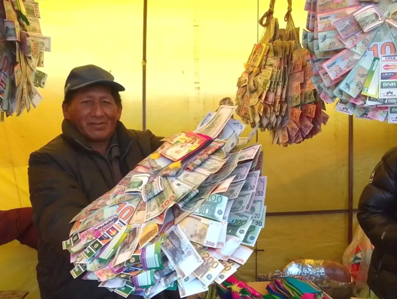 Un artesano de la feria de la Alasita muestra su producción. FOTO: GAMEA