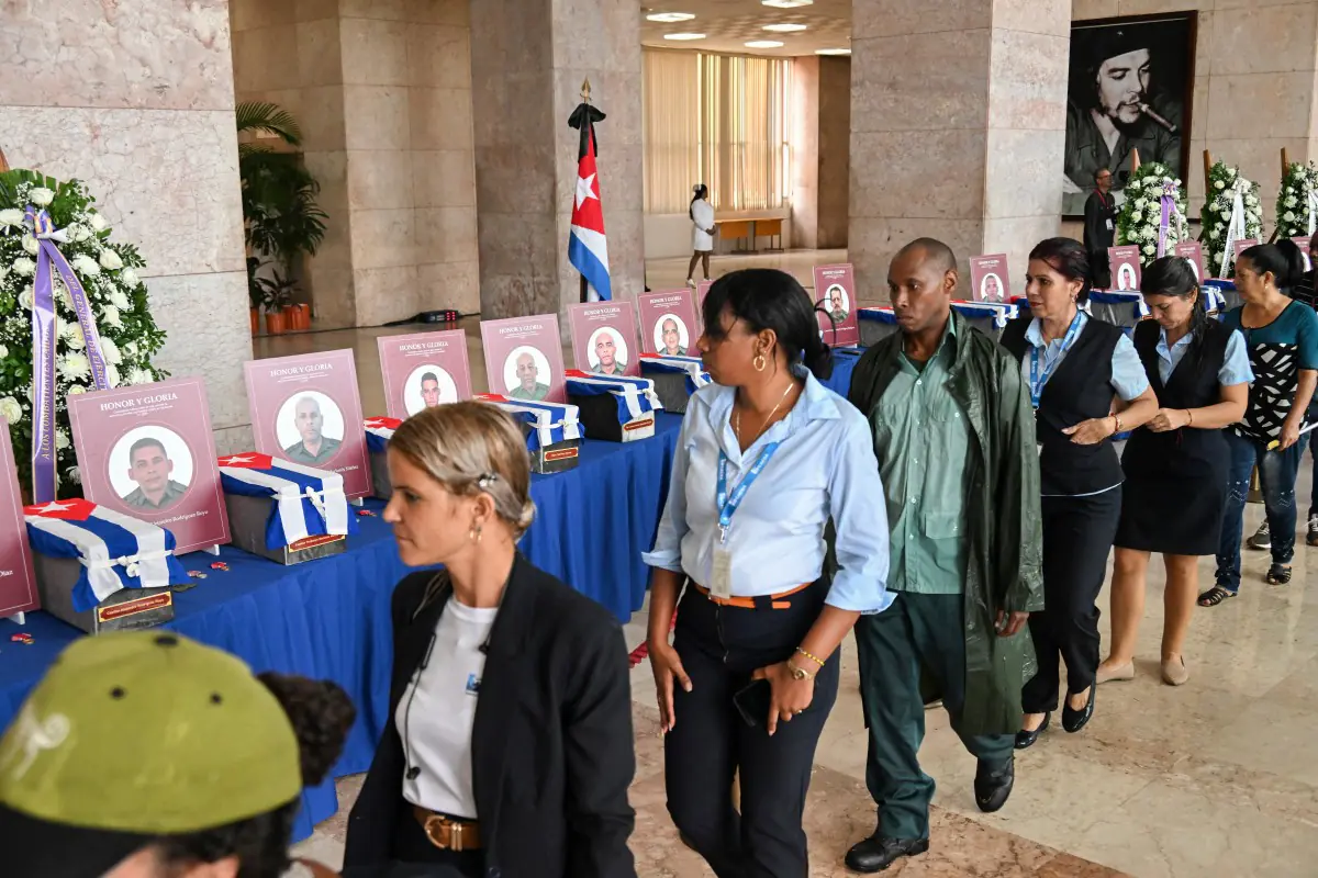 Cientos de cubanos rindieron honores a militares muertos/AFP