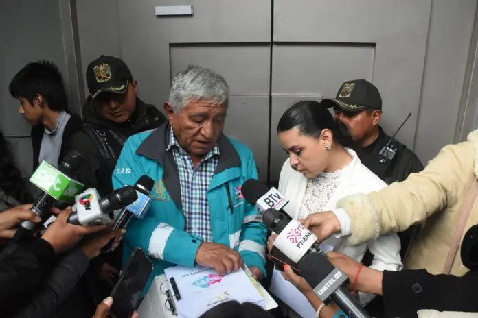 El alcalde Iván Arias en la entrega de los proyectos a la vocera presidencial, Carla Faval. FOTO: GAMLP