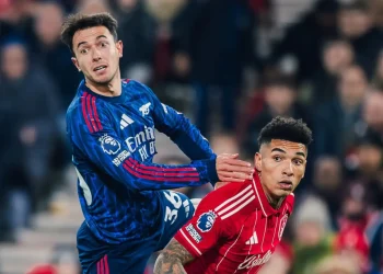 Arsenal pincha en Nottingham pero City y Liverpool no lo aprovechan