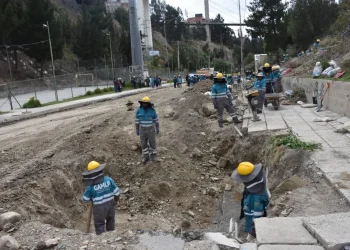 Obreros municipales trabajan en la Avenida del Poeta. FOTO: GAMLP