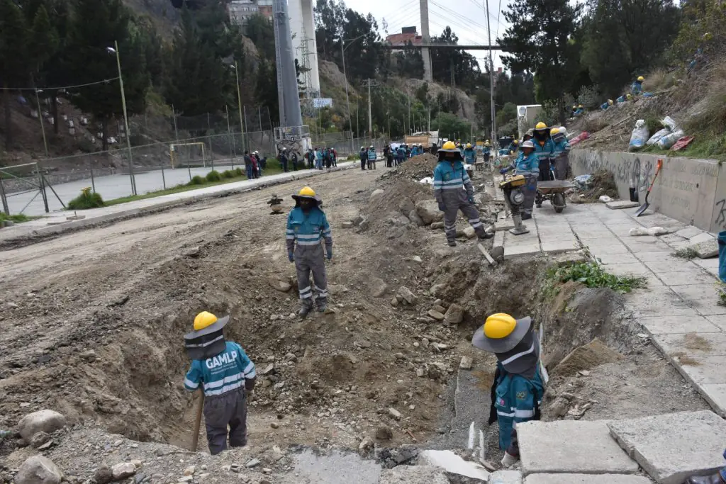 Obreros municipales trabajan en la Avenida del Poeta. FOTO: GAMLP