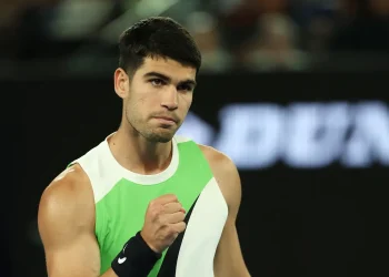 Alcaraz se estrena sin Ferrero con triunfo por la vía rápida en Australia