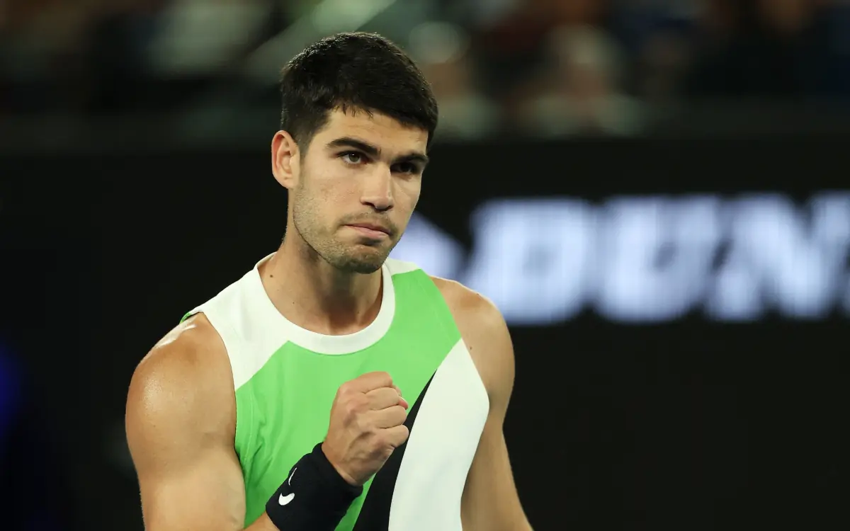 Alcaraz se estrena sin Ferrero con triunfo por la vía rápida en Australia
