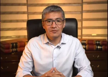 Espinoza parte al Foro Económico en Suiza para ‘poner a Bolivia en el mundo’