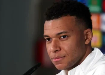 Mbappé defiende a Vinícius tras los abucheos en el Bernabéu