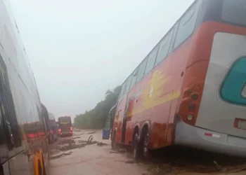 Varios buses quedaron varados en la carretera/RRSS