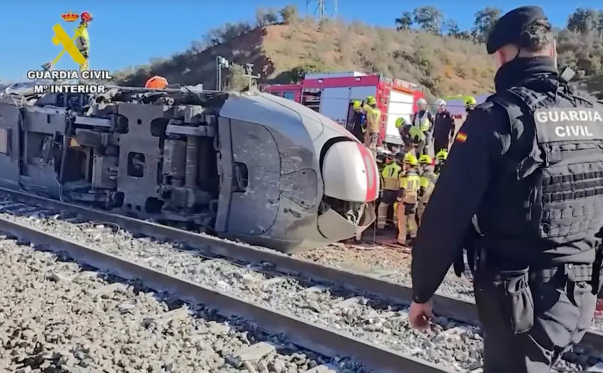 Un tren de alta velocidad descarriló y fue impactado por otro tren/AFP
