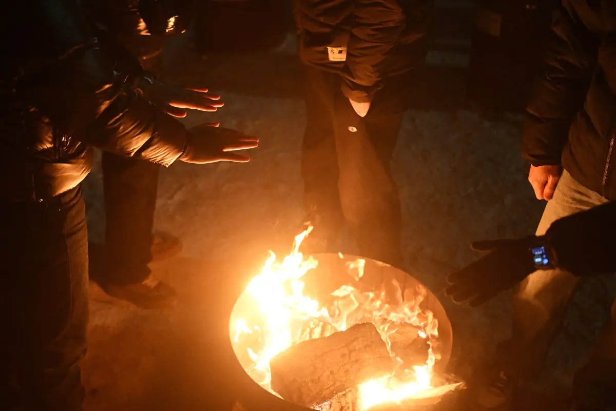 Los residentes de Kiev se calientan len una fogata/AFP
