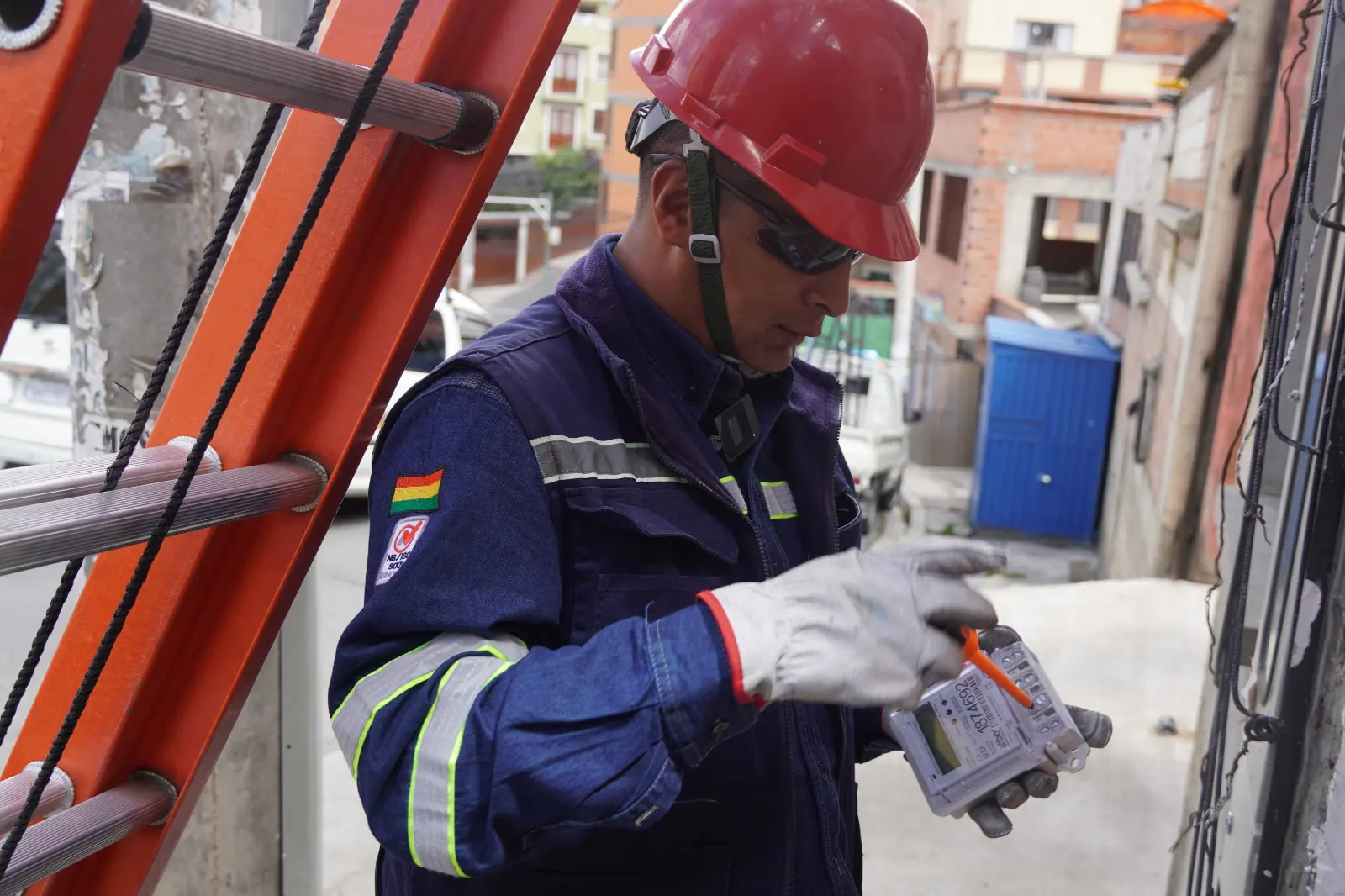 En 2025, ENDE instaló conexiones eléctricas para casi 36.000 familias