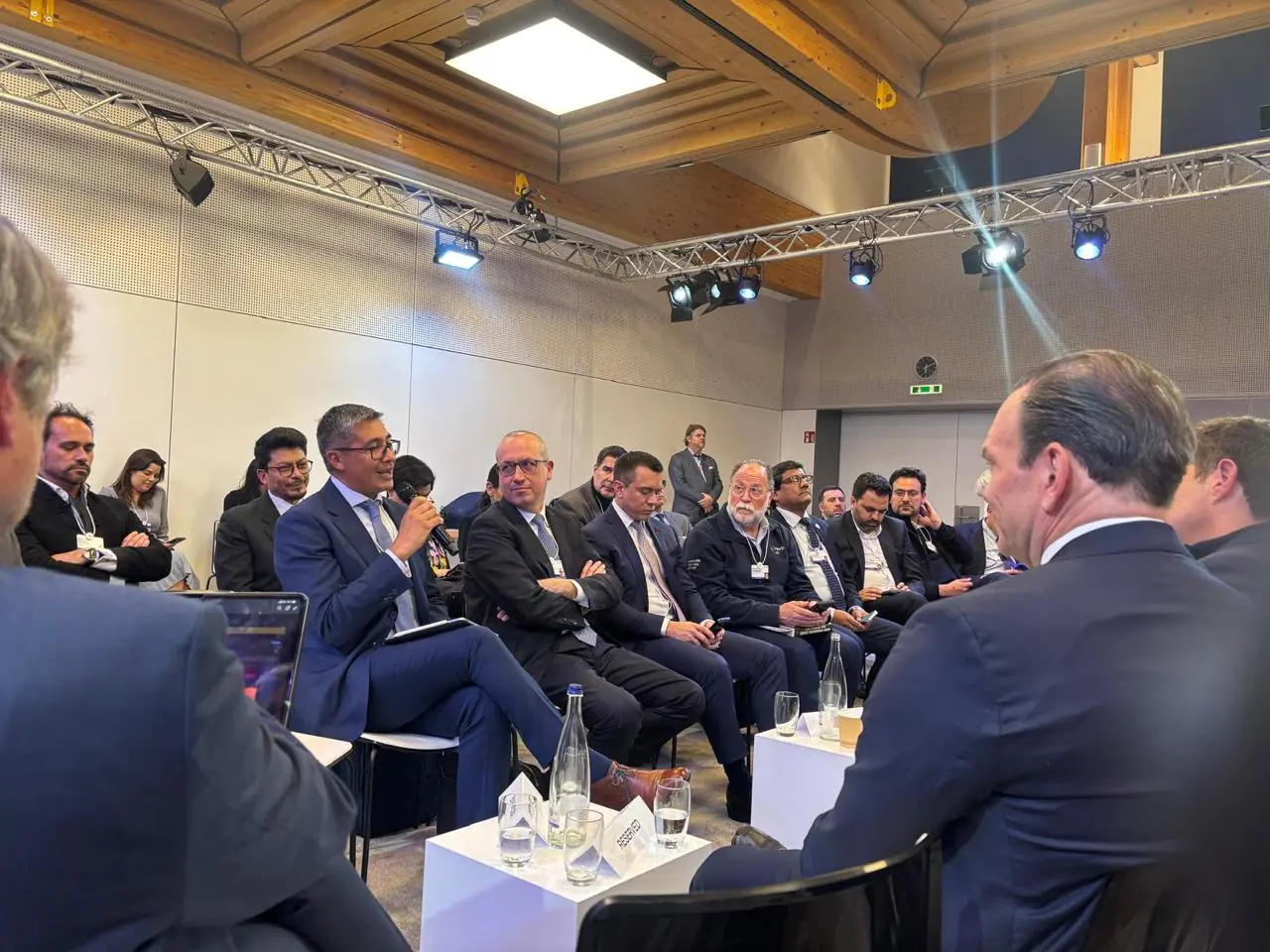En Suiza, Espinoza propone generar movilidad social con la inversión privada