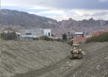 Maquinaria pesada trabaja en ríos ante la temporada de lluvias. FOTO: GAMLP