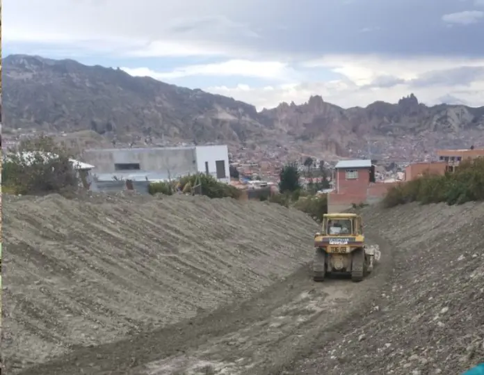 Maquinaria pesada trabaja en ríos ante la temporada de lluvias. FOTO: GAMLP