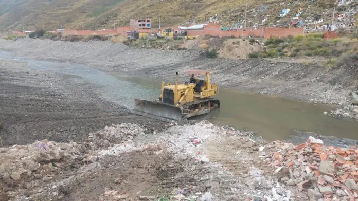 Con maquinaria pesada, la Alcaldía de La Paz atiende las emergencias en ríos. FOTO: GAMLP