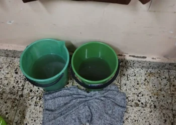 La sala de Neurología del Hospital de Clínicas quedó inundada pro las lluvias. FOTO: JAP