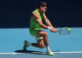 Alcaraz supera un inicio difícil y avanza a tercera ronda del Abierto de Australia
