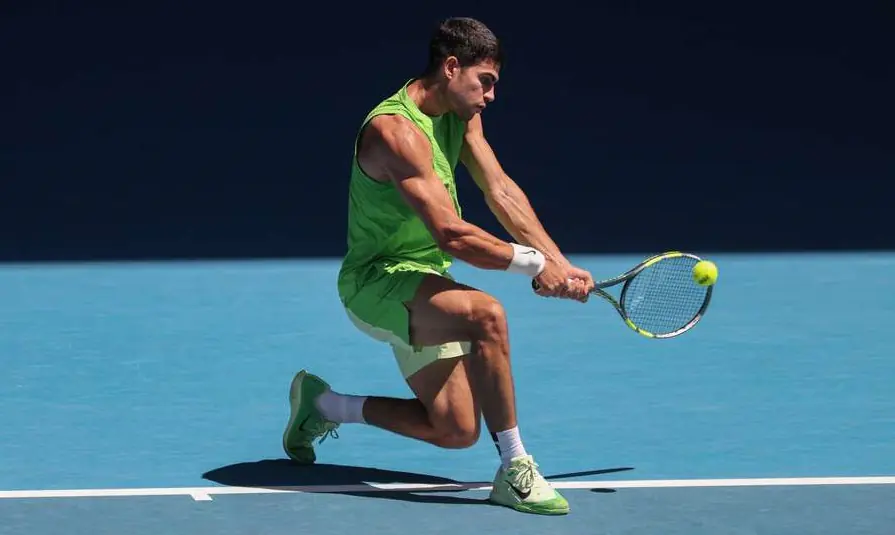 Alcaraz supera un inicio difícil y avanza a tercera ronda del Abierto de Australia