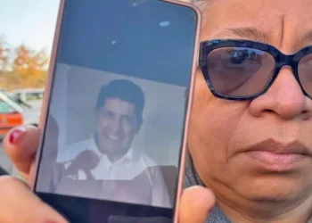 La esposa de Victor muestra su fotografía/CNN