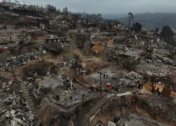 Varias viviendas quedaron en cenizas en la región de Concepción/AFP