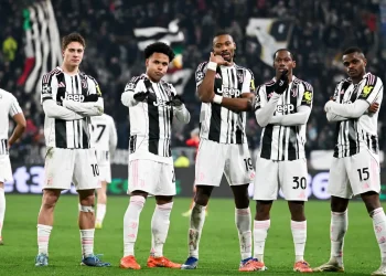 Juventus gana 2-0 al Benfica y asegura al menos el playoff