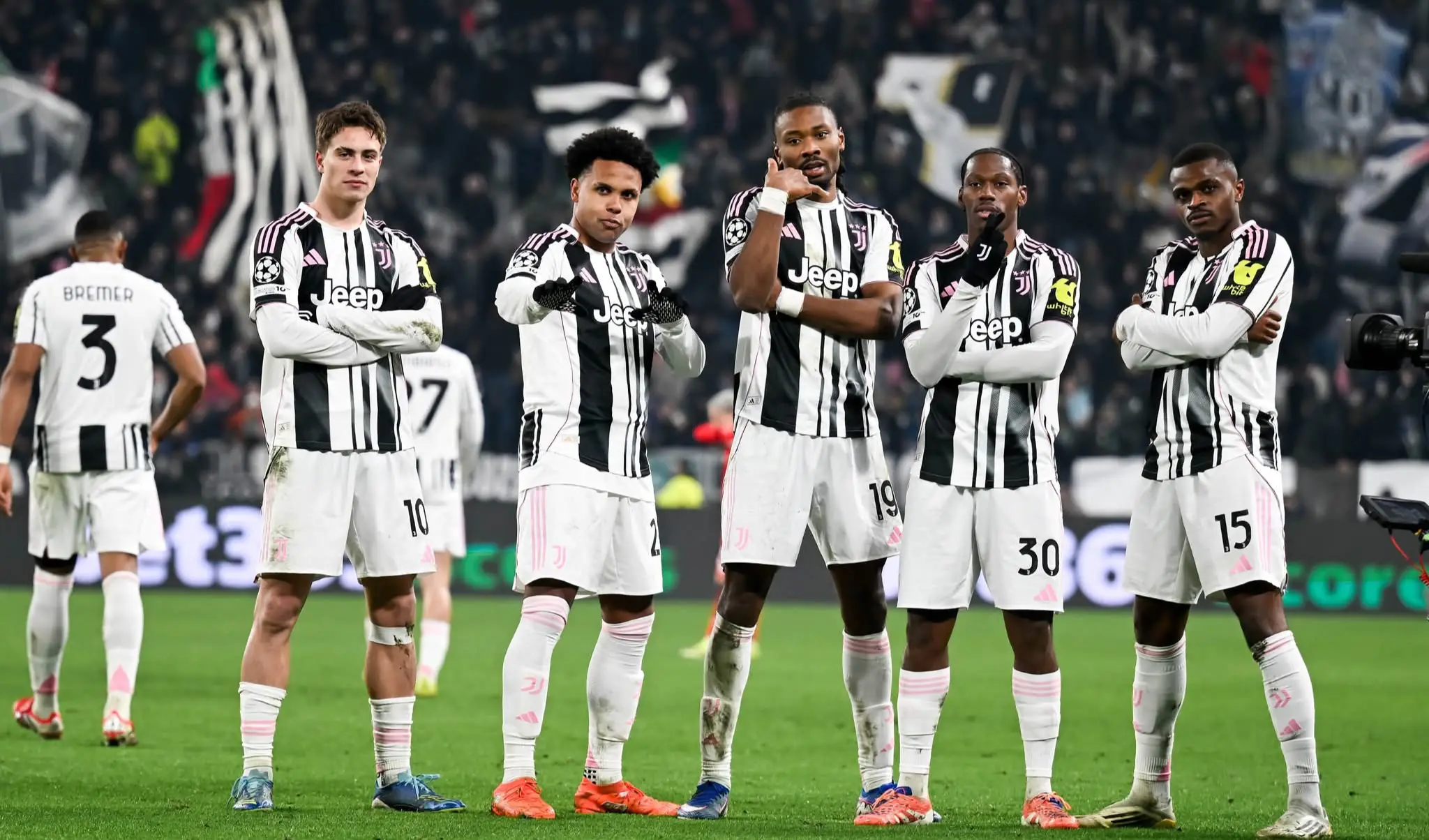 Juventus gana 2-0 al Benfica y asegura al menos el playoff