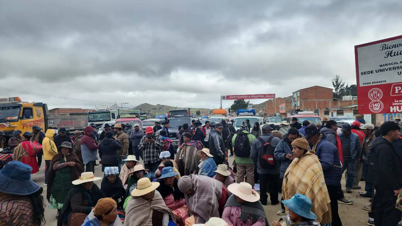 Pobladores de Huarina instalaron un bloqueo en la vía hacia Copacabana por el incremento de pasajes. FOTO: RRSS