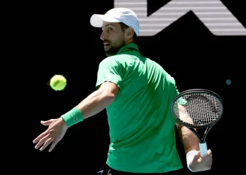 Djokovic y Sinner muestran credenciales en el Open de Australia