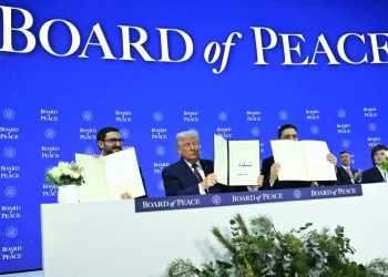 Donald Trump y los primeros miembros de su Consejo de paz en Davos/AFP
