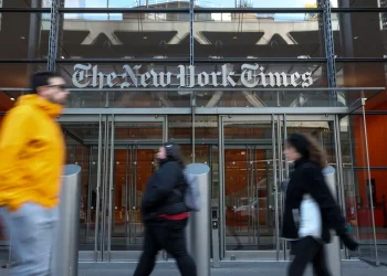 Personas pasan frente al edificio de The New York Times en la ciudad de Nueva York/AFP