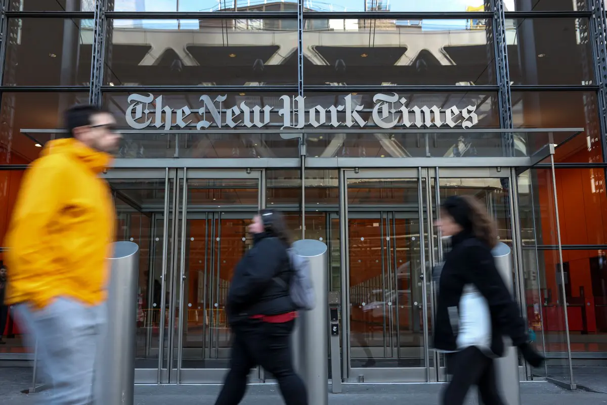 Personas pasan frente al edificio de The New York Times en la ciudad de Nueva York/AFP