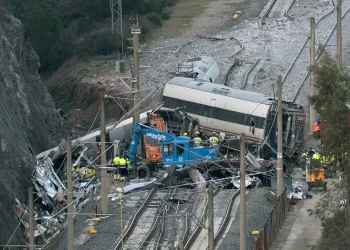 Servicios de emergencia e investigadores trabajan en el lugar de una colisión de trenes de alta velocidad/AFP