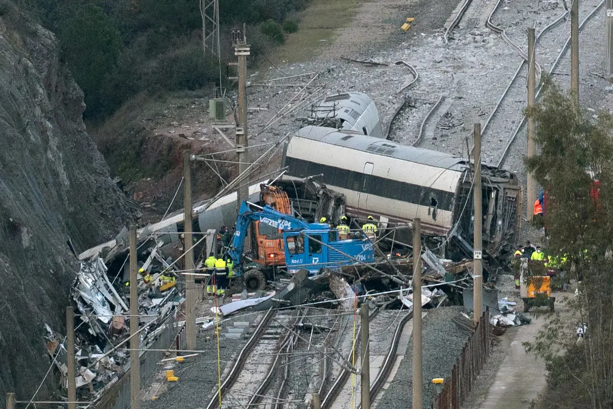 Servicios de emergencia e investigadores trabajan en el lugar de una colisión de trenes de alta velocidad/AFP