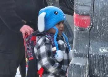 Un agente de ICE sostiene la mochila de Liam Conejo Ramos, un estudiante de cinco años/AFP