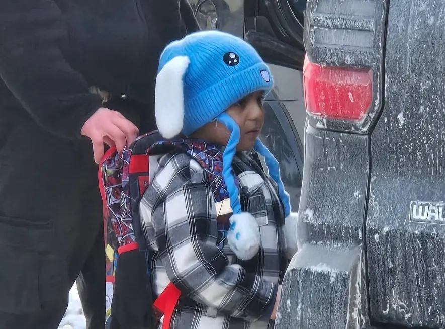 Un agente de ICE sostiene la mochila de Liam Conejo Ramos, un estudiante de cinco años/AFP
