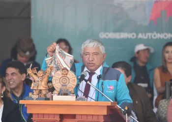 Arias inaugura la Alasita y pide a Paz cumplir el 50/50