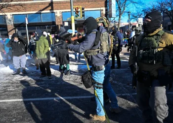 Los agentes del ICE se enfrentaron con los manifestantes/AFP