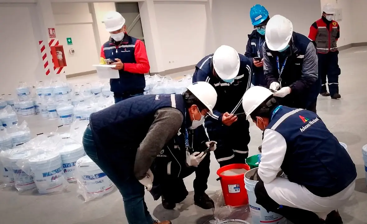 Los técnicos de la Aduana verifican la presencia de mercurio en la muestra de pintura/Aduana Nacional