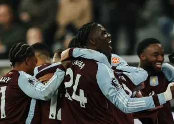 Aston Villa gana en Newcastle y resiste en la carrera por el título