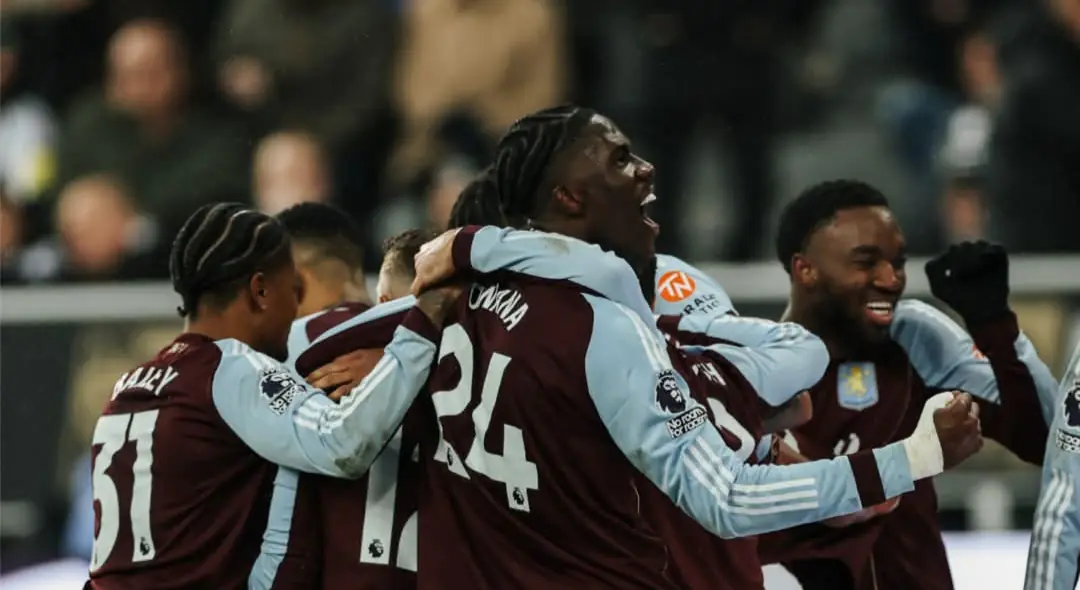 Aston Villa gana en Newcastle y resiste en la carrera por el título