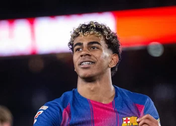 Yamal sella con golazo el triunfo del líder Barça ante el Oviedo