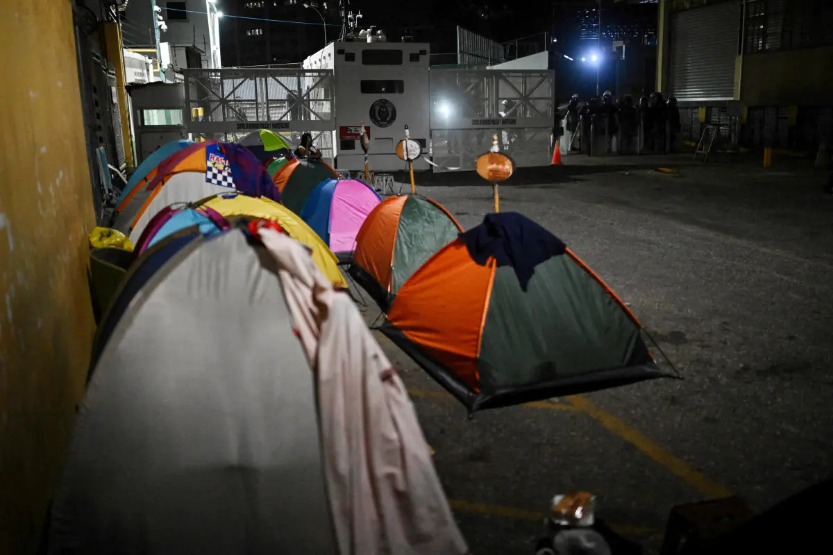 Los familiares de presos políticos duermen en puertas de las cárceles/AFP