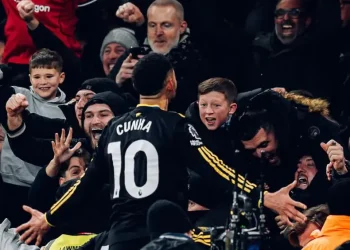 El líder Arsenal pierde 3-2 en casa ante Manchester United