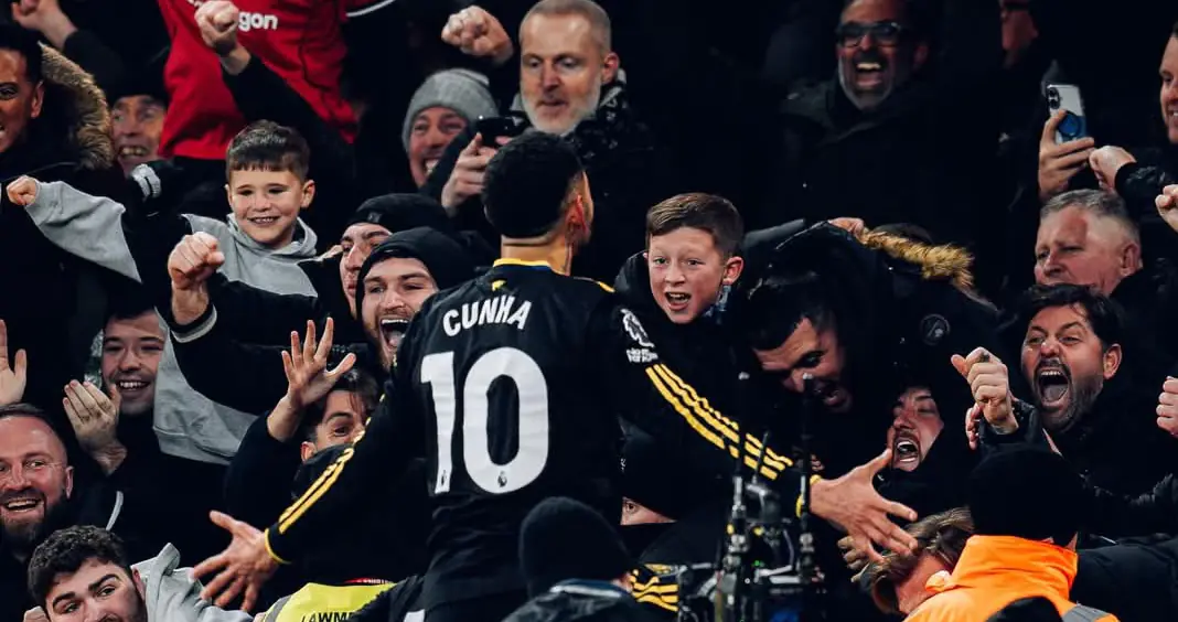 El líder Arsenal pierde 3-2 en casa ante Manchester United