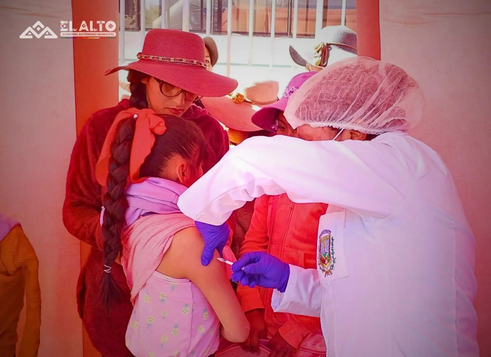 La Alcaldía de El Alto recuerda que continúa la vacunación a la población. FOTO: GAMEA