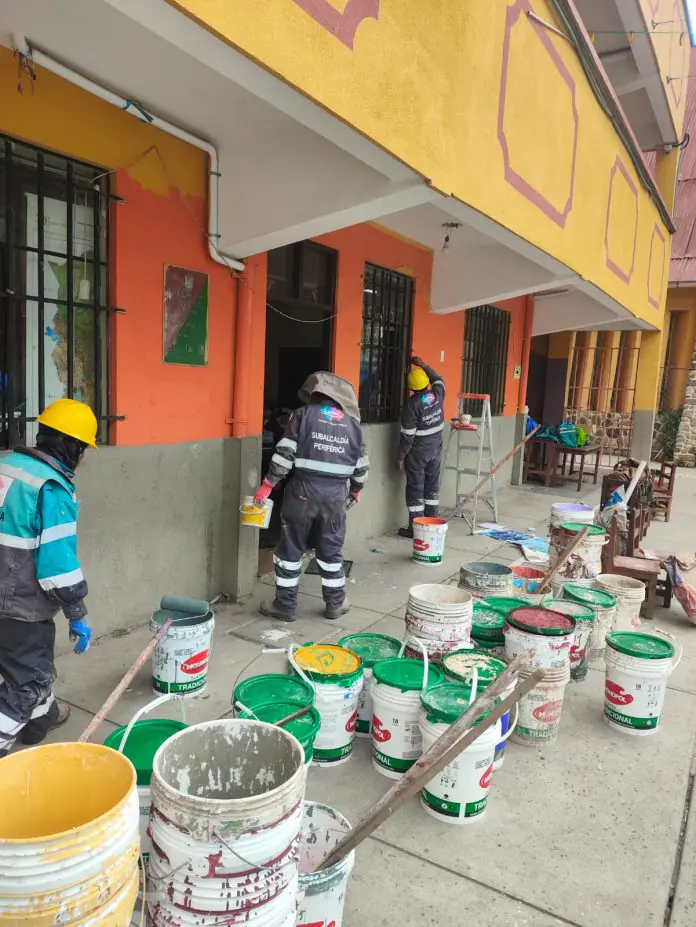 Obreros de la Alcaldía aceleran trabajos de refacción en colegios. FOTO: GAMLP