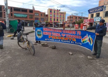 Vecinos de Cosmos 79 de El Alto bloquean vías por abusos de los choferes. FOTO: RRSS