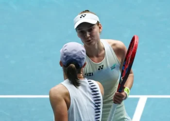 Rybakina sorprende a Świątek y va a las semis del Abierto de Australia