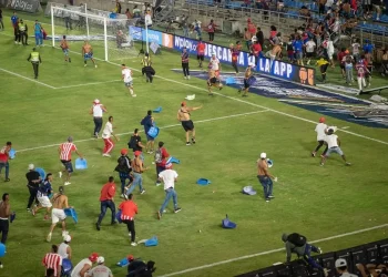 Un fallecido y cinco heridos en choques entre barras de fútbol en Colombia